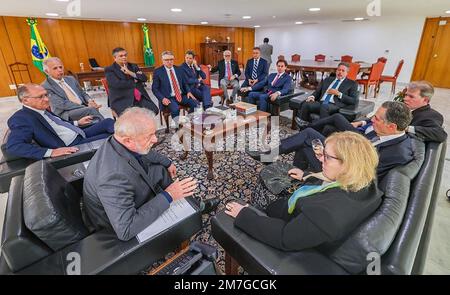 Brasilia, Brasilien. 09. Januar 2023. Der brasilianische Präsident Luiz Inacio Lula da Silva (C-vorne-links) trifft sich mit dem designierten Vizepräsidenten Geraldo Alckmin (vorne-2.-links), dem Präsidenten des Obersten Gerichtshofs Rosa Weber (C-vorne-rechts), und anderen Richtern im Planalto Palace in Brasilia, Brasilien, Montag, 9. Januar 2023, zusammen. Einen Tag, nachdem Anhänger des Ex-Präsidenten Jair Bolsonaro den Kongress, den Obersten Gerichtshof und den Präsidentenpalast in Brasilia stürmten. Foto: Pressestelle des brasilianischen Präsidenten/UPI Credit: UPI/Alamy Live News Stockfoto