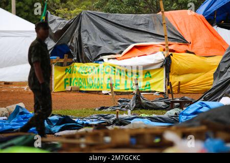 Brasilia, Brasilien. 09. Januar 2023. DF - Brasilia - 01/09/2023 - BRASILIA, CAMPING DEMONTAGE - Demontage von Lagern in der Umgebung des Militärhauptquartiers, Brasilia, diesen Montag (9). Die Demontage erfolgt nach gewaltsamen Protesten in Praca dos Tres Poderes, bei denen es am Sonntag (8) Vandalismus in den Büros der Exekutive, der Legislative und der Justiz gab. Foto: Scarlett Rocha/AGIF/Sipa USA Guthaben: SIPA USA/Alamy Live News Stockfoto