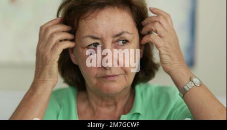 Ältere Frau mit gequetschtem Gesichtsbehaarung Stockfoto