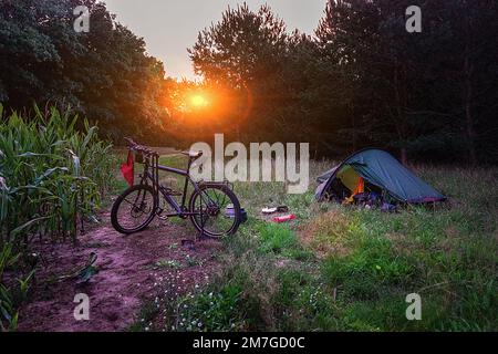 Campingplatz am frühen Morgen auf einer Langstreckentour mit dem Fahrrad Stockfoto