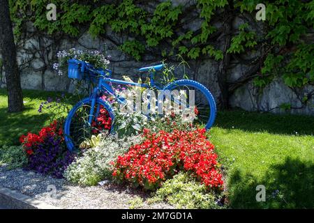 La Clusaz, frankreich - July1, 2018: Dekoratives Fahrrad im Kreisverkehr Stockfoto