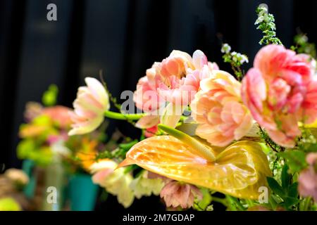 Blumen Hochzeit Weihnachtsdekoration, schöne rosa Lilie und Pfingstrosen Blütenstrauß auf schwarzem Hintergrund Stockfoto