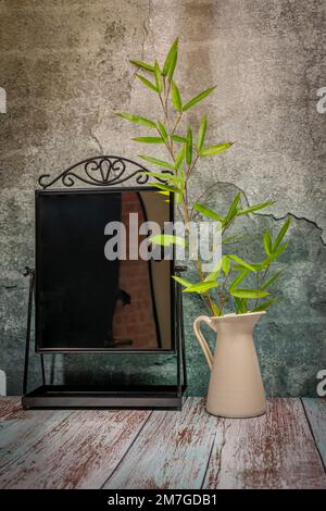 Kannen mit Eiswürfeln kleine Würfel auf einem alten Holztisch Stockfoto