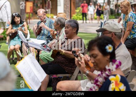 Waikiki, Oahu, Hawaii, USA – Februar 2018: Einheimische Menschen singen und spielen Ukelele auf einem Waikiki-Event Stockfoto