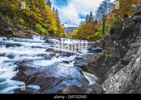 Yaremche-Wasserfall, Prut-Gebirgsfluss in den Karpaten. Ukraine Stockfoto