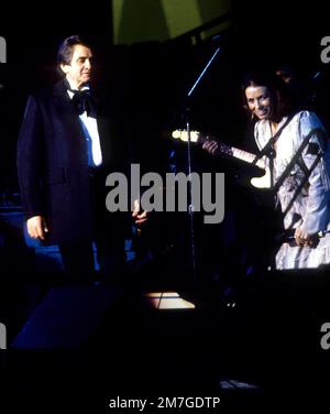 Johnny Cash & June Carter Cash im Anaheim Convention Center im Jahr 1984 Gutschrift: Ron Wolfson / MediaPunch Stockfoto