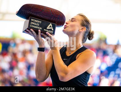 Aryna Sabalenka aus Belarus posiert mit der Champions-Trophäe, nachdem sie das Finale des Adelaide International 1, WTA 500 Tennis Turnier 2023 am 8. Januar 2023 in Adelaide, Australien, gewonnen hat - Foto: Rob Prange/DPPI/LiveMedia Stockfoto