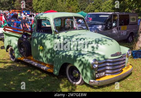 1949 Chevrolet 3600 auf einer Oldtimer-Messe im Gnoll Country Park, Neath Port Talbot, Wales, Großbritannien Stockfoto