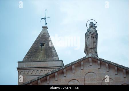 Das Schiff der Kirche „Mare de Déu del Carme“ in Porto Cristo. Es ist eine römisch-katholische Kirche und wurde im August 1949 in ihrer jetzigen Form geweiht. Stockfoto