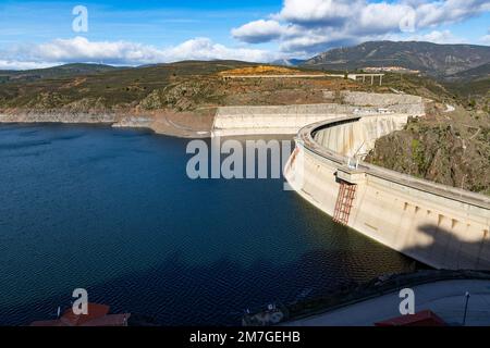 Behälter. Beute. Der Damm befindet sich im Atazar, nördlich der Gemeinschaft Madrid. Verdammtes Wasser neben einigen grünen und rosa Bergen. Horizontales Foto Stockfoto