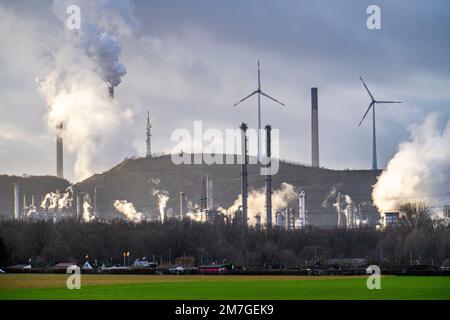 Ruhr Oel Erdölraffinerien, Windpark Halde Oberscholven, Rauchwolken aus dem Kühlturm und Kamin des Kohlekraftwerks Scho von Uniper Stockfoto