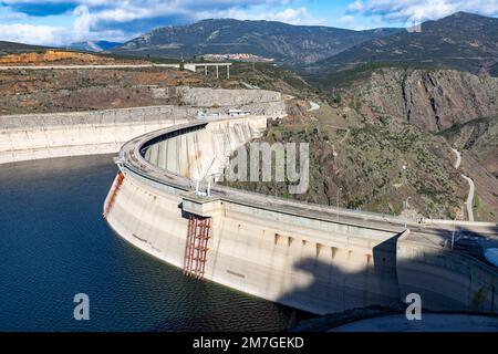 Behälter. Beute. Der Damm befindet sich im Atazar, nördlich der Gemeinschaft Madrid. Verdammtes Wasser neben einigen grünen und rosa Bergen. Horizontales Foto Stockfoto