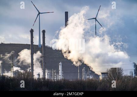 Ruhr Oel Erdölraffinerien, Windpark Halde Oberscholven, Rauchwolken aus dem Kühlturm und Kamin des Kohlekraftwerks Scho von Uniper Stockfoto