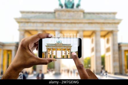 Touristen machen ein Foto mit Ihrem Handy brandenburger Tor Stockfoto