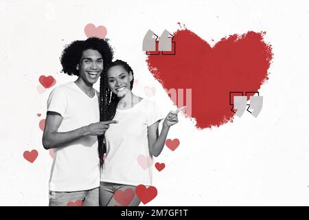 Collage Foto Poster von Grußworten Happy valentine Day positives Paar, das mit den Fingern kreatives rotes Herz isoliert auf weißem Hintergrund zeichnet Stockfoto