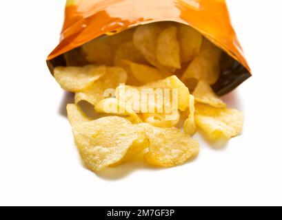 Haufen Kartoffelchips auf weißem Hintergrund Stockfoto