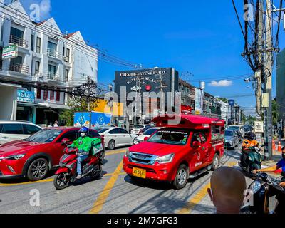 Mueang, Chiang Mai, Thailand, Food Delivery Leute auf Motorroller, Straßenszenen, "Thanon Nimmanhaemin" Nachbarschaft Stockfoto