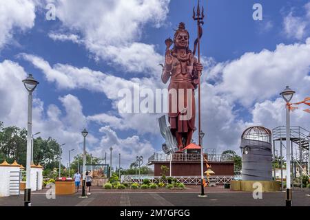 Grand Bassin, Mauritius, Dezember 2021 - die riesige Statue von Shiva eine wichtige Göttlichkeit der hinduistischen dreifaltigkeit in Grand Bassin oder Ganga Talao Stockfoto