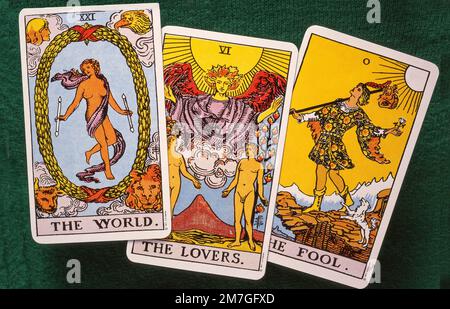 „The World“-, „Lovers“- und „Fool Tarot“-Karten auf dem Filztisch, Greater London, England, Großbritannien Stockfoto