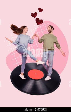 Vertikale Collage Abstraktes Bild von zwei Mini-fröhlichen Menschen, die Hände halten und große Vinylplatte auf pinkfarbenem Hintergrund tanzen Stockfoto