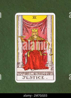 Die Justice Major Arcana Tarotkarte auf dem Filztisch, Greater London, England, Großbritannien Stockfoto