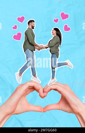 Kreatives Kunstwerk Collagenfoto von zwei jungen, hüpfenden Händen valentinstag Stay Love Zeichen Finger isoliert auf blauem Hintergrund Stockfoto