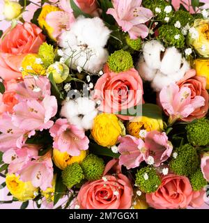 Mehrfarbiger abstrakter Blumenhintergrund. Rosa, gelbe Rosen und violette Blüten Alstroemeria. Geburtstagskarte, Valentinstag, Muttertag Stockfoto