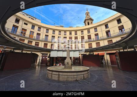 Placa Redona in Valencia mit Blick auf den Turm der Kirche Santa Caterina ohne Menschen Stockfoto