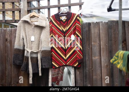 London, Großbritannien, - 20. Dezember 2020, Verkauf alter Kleidung und Pullover auf einem Flohmarkt Stockfoto