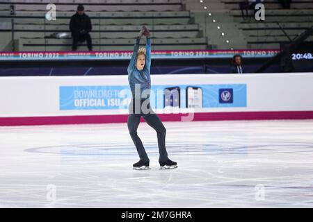 Turin, Italien. 08. Dezember 2022. Daniel Grassl (ITA) tritt während des MEN-SHORT-PROGRAMMS des ISU Grand Prix des Eiskunstlauf-Finales Turin in Palavela auf. Kredit: SOPA Images Limited/Alamy Live News Stockfoto