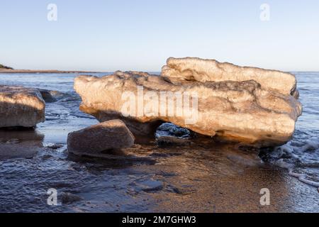 Schmelzende Eisschollen lagen an der Ostseeküste, natürliches Winterfoto Stockfoto