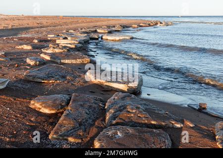 Schmelzende Eisschollen lagen an der Ostseeküste, natürlicher Winterhintergrund Stockfoto