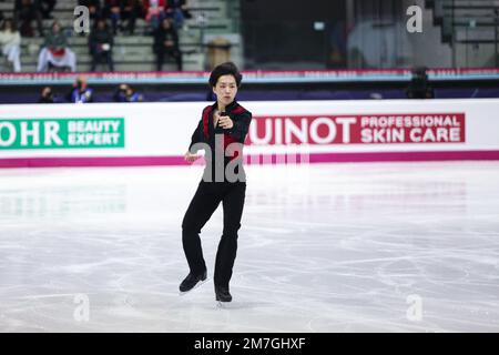 Turin, Italien. 08. Dezember 2022. Kao Miura (JPN) tritt während des MEN-SHORT-PROGRAMMS des ISU Grand Prix des Eiskunstlauf-Finales Turin in Palavela auf. Kredit: SOPA Images Limited/Alamy Live News Stockfoto