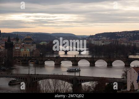 Blick vom Letna Park auf das historische Stadtzentrum von Prag und auf die Karlsbrücke. Stockfoto
