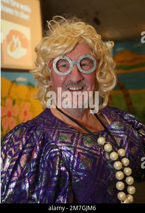 Manchester, England, 13. November 2022. Ein männlicher Schauspieler bereitet sich darauf vor, eine weibliche Figur zu spielen, in einer Weihnachtspantomime-Vorstellung von Peter Pan ©Ged Noonan/Alamy Stockfoto