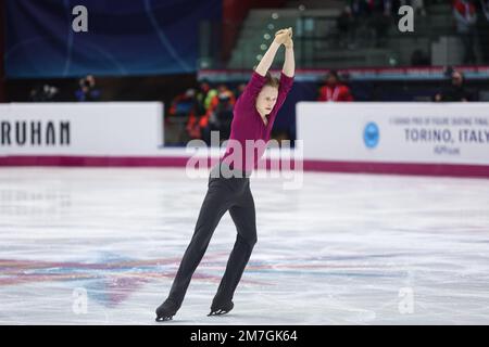 Ilia Malinin (USA) tritt während des MEN-SHORT-PROGRAMMS des ISU Grand Prix des Eiskunstlauf-Finales Turin in Palavela auf. (Foto: Davide Di Lalla / SOPA Images / Sipa USA) Stockfoto