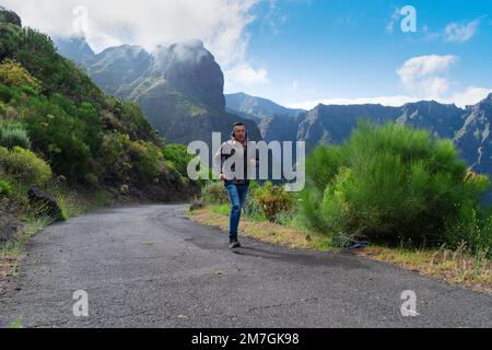 Älterer Mann, der Sportübungen macht Stockfoto