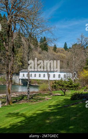 Seitenansicht der Goodpasture Covered Bridge am Highway 126, Lane County Parks an der Hendricks Park Rd in der Nähe von Springfield, Oregon. Stockfoto