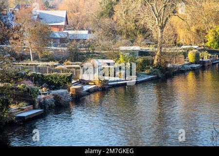 Ruderfahrer rudern auf dem Fluss Avon, während er nach einem leichten Schneefall im Winter durch Warwickshire fließt Stockfoto