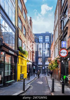 London, England, September 2022, Blick auf Fußgänger in der Carnaby Street, Soho Stockfoto