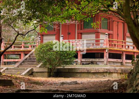 Kleine Treppen und rotes Gebäude auf natürlichem Gelände des Taisanji Tempels Stockfoto