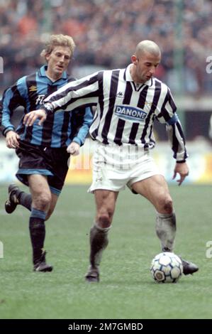 Italien, Turin, 1994.-1995.-1996.: Juventus FC-Spieler Gianluca Vialli in Aktion beim Spiel der Serie A 1993-94 Serie A Fußball-Meisterschaft Stockfoto