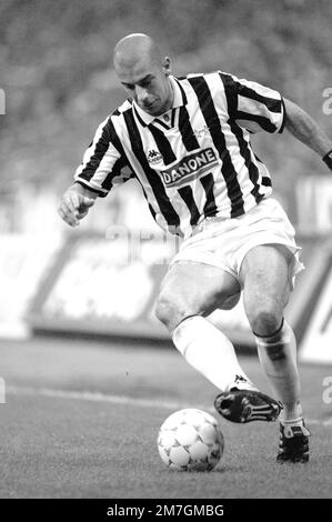 Italien, Turin, 1994.-1995.-1996.: Juventus FC-Spieler Gianluca Vialli in Aktion beim Spiel der Serie A 1993-94 Serie A Fußball-Meisterschaft Stockfoto