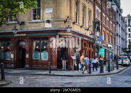 London, Großbritannien, September 2022, Blick auf die John Snow Fassade, ein Pub in Soho Stockfoto