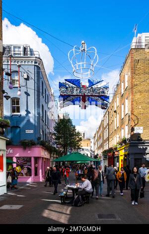 London, England, September 2022, Blick auf Fußgänger in der Carnaby Street, Soho Stockfoto