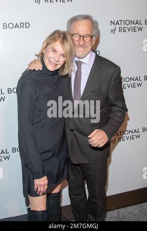 New York, New York, USA. 8. Januar 2023. (NEU) National Board of Review Annual Awards Gala 2023. 08. Januar 2023, New York, New York, USA: Kate Capshaw und Steven Spielberg nehmen am 08. Januar 2023 in New York City an der National Board of Review Annual Awards Gala 2023 in der Cipriani 42. Street Teil. (Kreditbild: © M10s/TheNEWS2 via ZUMA Press Wire) NUR REDAKTIONELLE VERWENDUNG! Nicht für den kommerziellen GEBRAUCH! Stockfoto