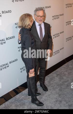 New York, New York, USA. 8. Januar 2023. (NEU) National Board of Review Annual Awards Gala 2023. 08. Januar 2023, New York, New York, USA: Kate Capshaw und Steven Spielberg nehmen am 08. Januar 2023 in New York City an der National Board of Review Annual Awards Gala 2023 in der Cipriani 42. Street Teil. (Kreditbild: © M10s/TheNEWS2 via ZUMA Press Wire) NUR REDAKTIONELLE VERWENDUNG! Nicht für den kommerziellen GEBRAUCH! Stockfoto