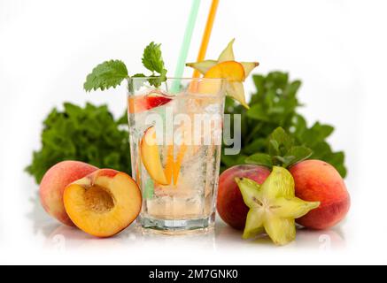 Sommerliche Erfrischungsgetränke auf weißem Hintergrund mit frischem Obst - Limonade, Orangenade Stockfoto