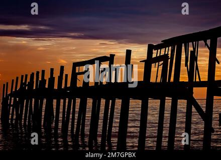 Die Sonne geht am Bayou La Batre Beach, 8. Januar 2023, in Bayou La Batre, Alabama, unter. Der Kai wurde 2005 durch den Hurrikan Katrina beschädigt. Stockfoto