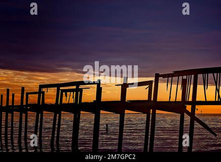 Die Sonne geht am Bayou La Batre Beach, 8. Januar 2023, in Bayou La Batre, Alabama, unter. Der Kai wurde 2005 durch den Hurrikan Katrina beschädigt. Stockfoto